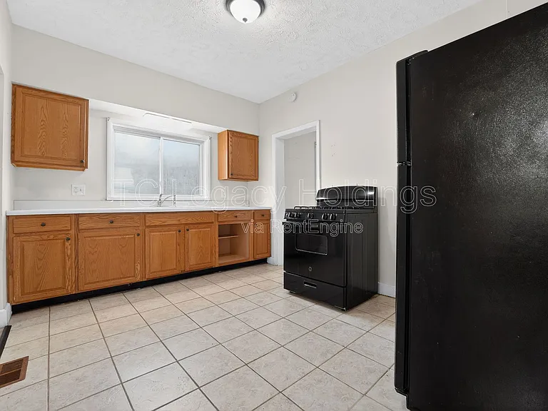388 Broaddus Ave #B — Photo 8