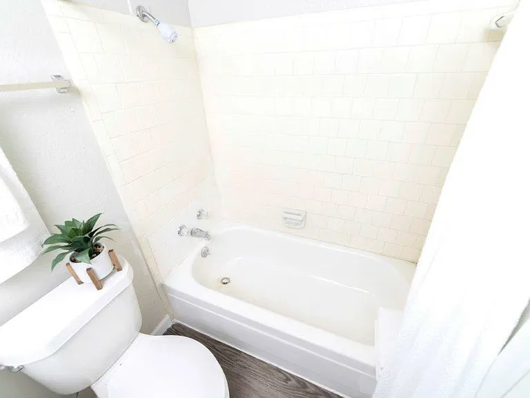 South Point Apartments — Photo 18
