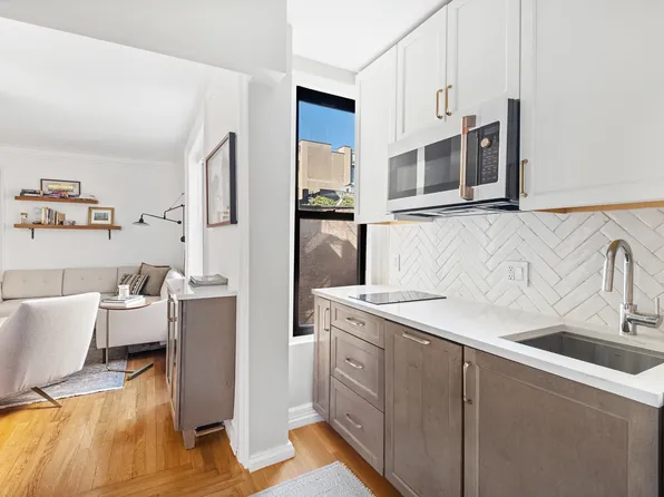 319 West 18th Street image 4 of 16