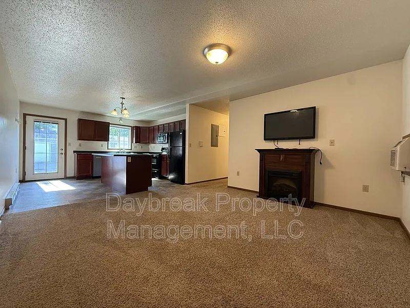 4 bed, 2.0 bath, $1,675 — Photo 2