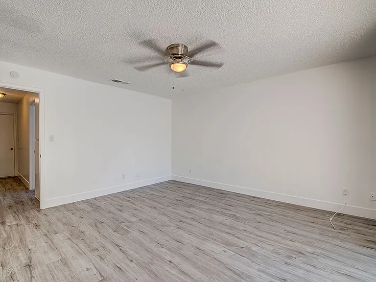5461 Palmyra Ave — Photo 40