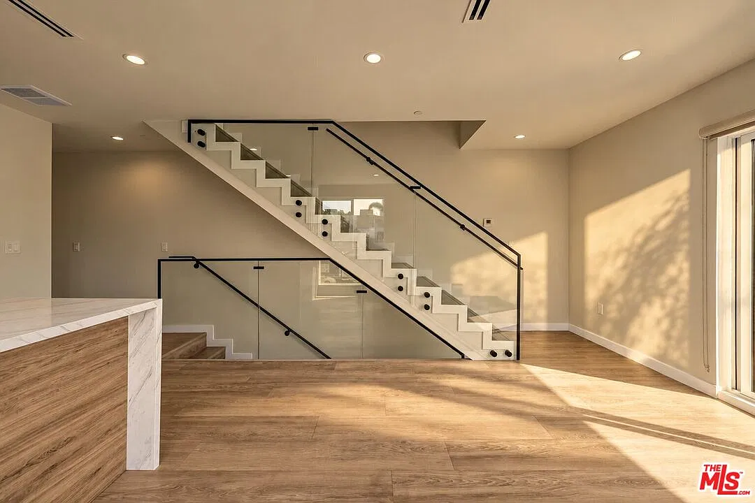 4 bed, 4.0 bath, 1518 sqft, $4,900 — Photo 3