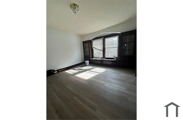 Building Photo - 671 E 128th St #1