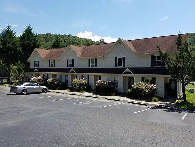925 Qualla Rd — Photo 1