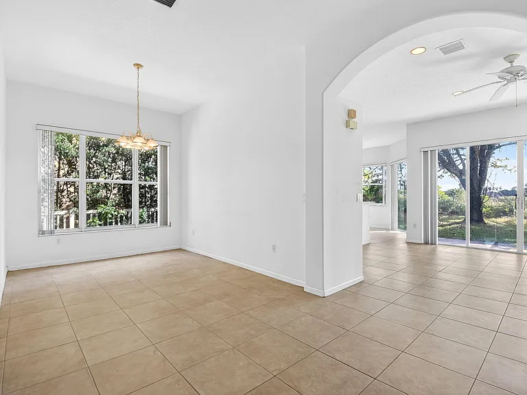 2431 Westmont Dr — Photo 10