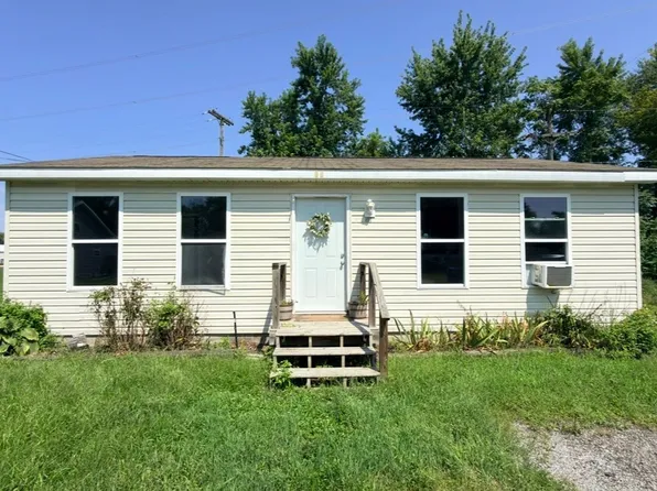 111 E 3rd St, Otterbein, IN 47970