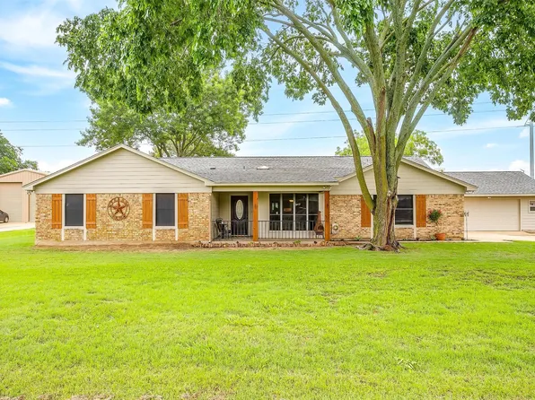 132 Southwood Dr, Burleson, TX 76028