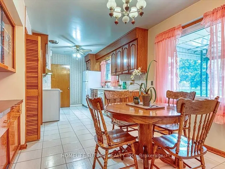 581 Gibbons St — Photo 2