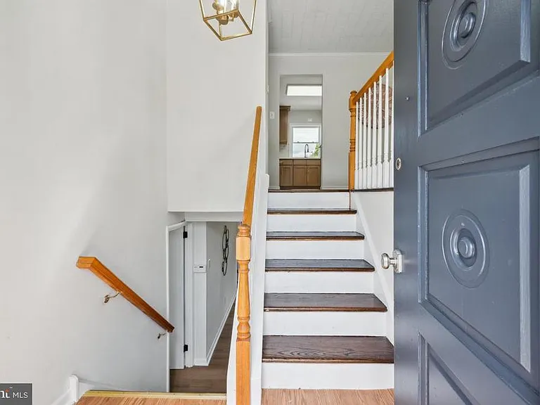 747 Hedy Ave — Photo 2