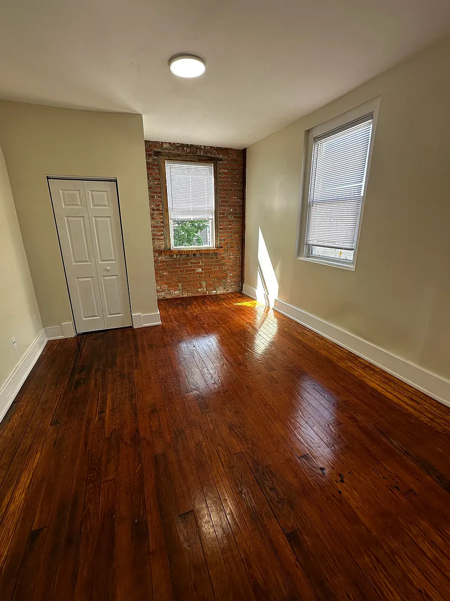 Building Photo - 301-307 Elm St #305B