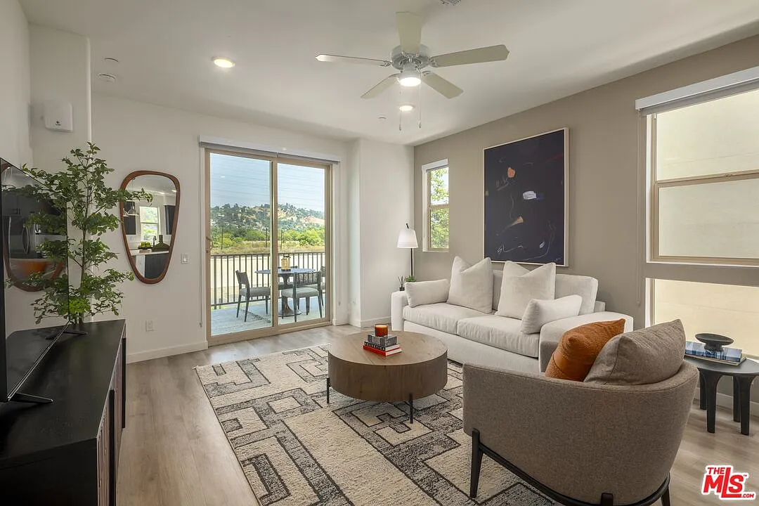 2 bed, 3.5 bath, 1438 sqft, $6,050 — Photo 4