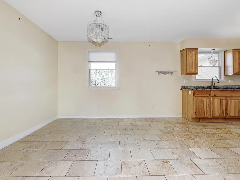 361 N Richmond Ave — Photo 8
