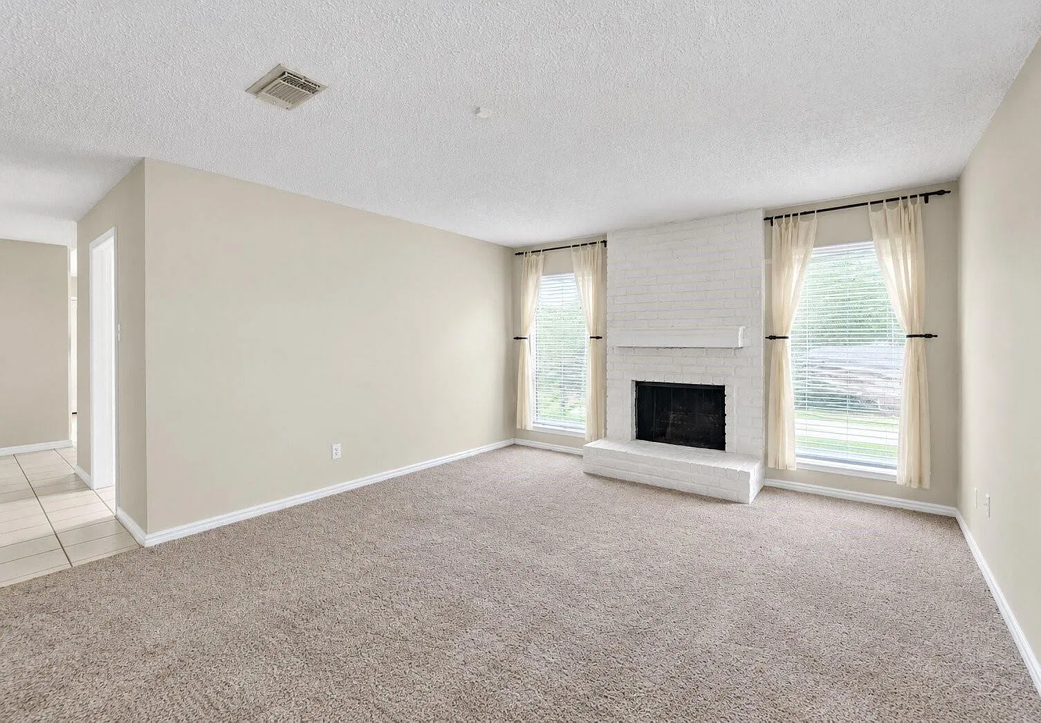 3 bed, 2.5 bath, 1422 sqft, $2,099 — Photo 3