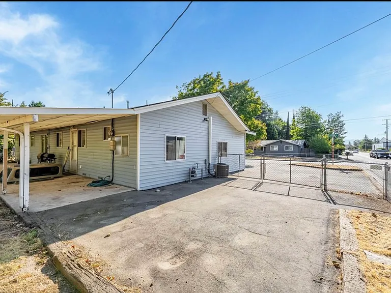 905 SE Fern St — Photo 4