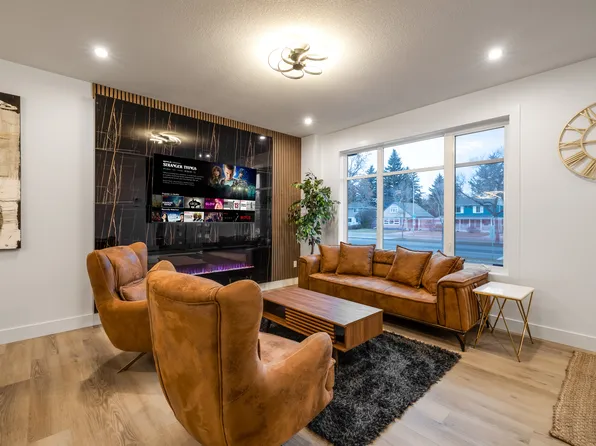 8334 76th Ave NW, Edmonton, AB T6C 0J1