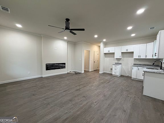 3rd image of 596 O'Neal St