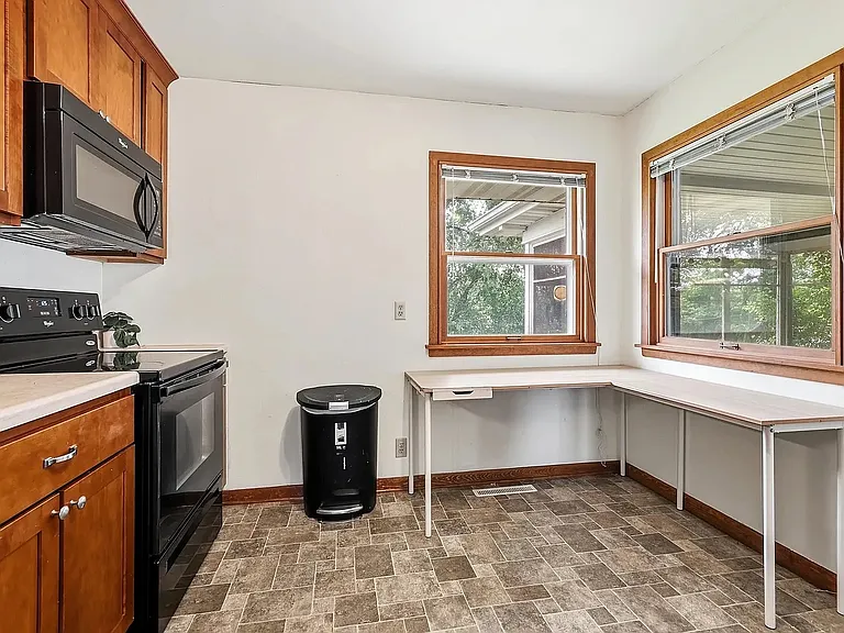 1040 Clara Ct — Photo 4