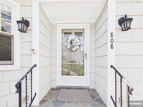 3rd image of 808 Parsons Rd