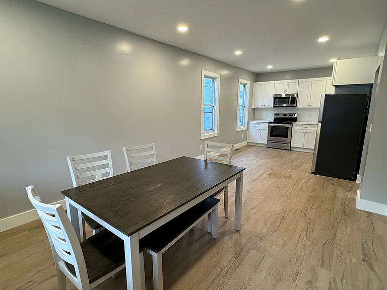 2515 Olyphant Ave — Photo 2