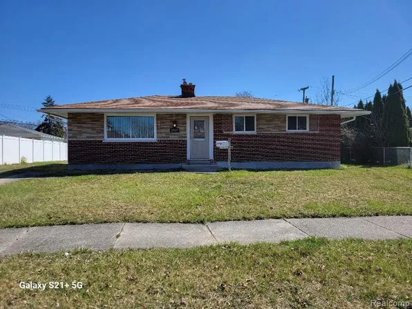 29743 Larches St, Flat Rock, MI 48134
