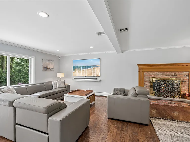 2 Tracy Dr — Photo 15