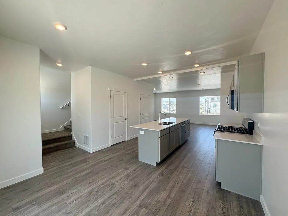 4 bed, 1760 sqft, $2,300 — Photo 3