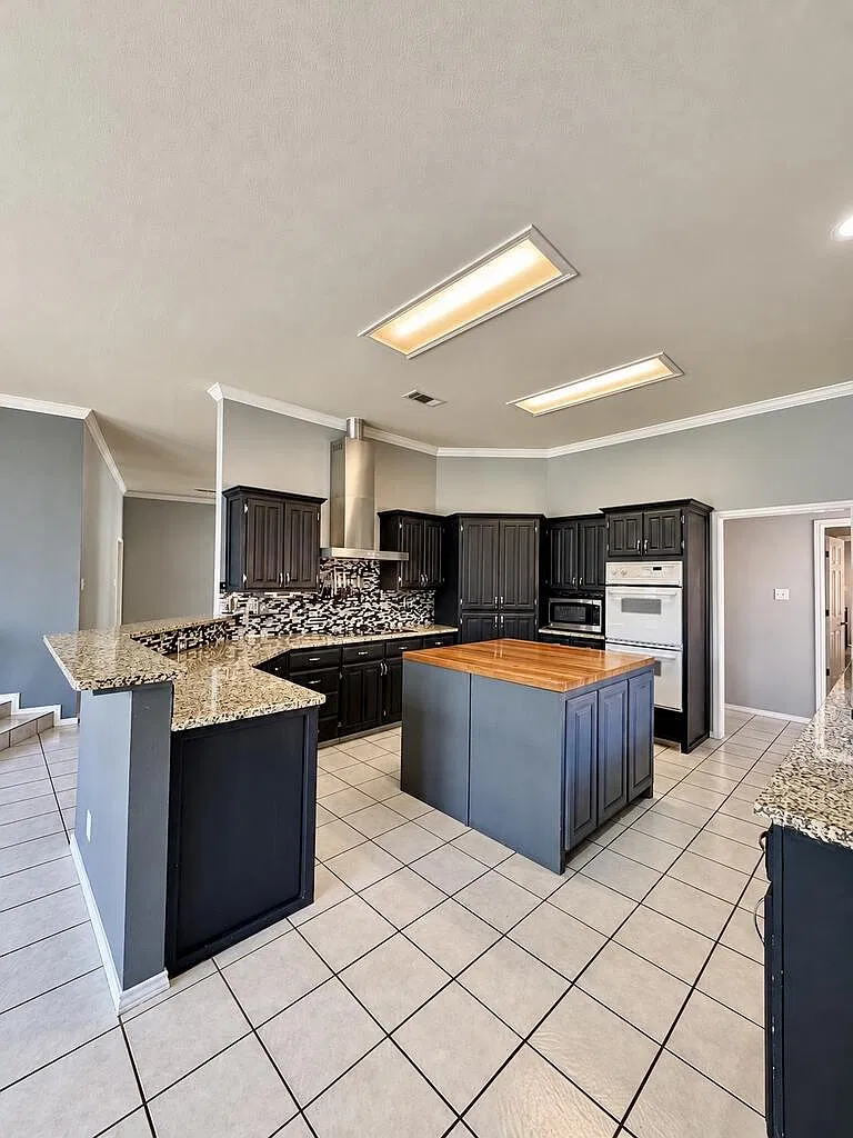 3 bed, 2.5 bath, 2627 sqft, $4,000 — Photo 3