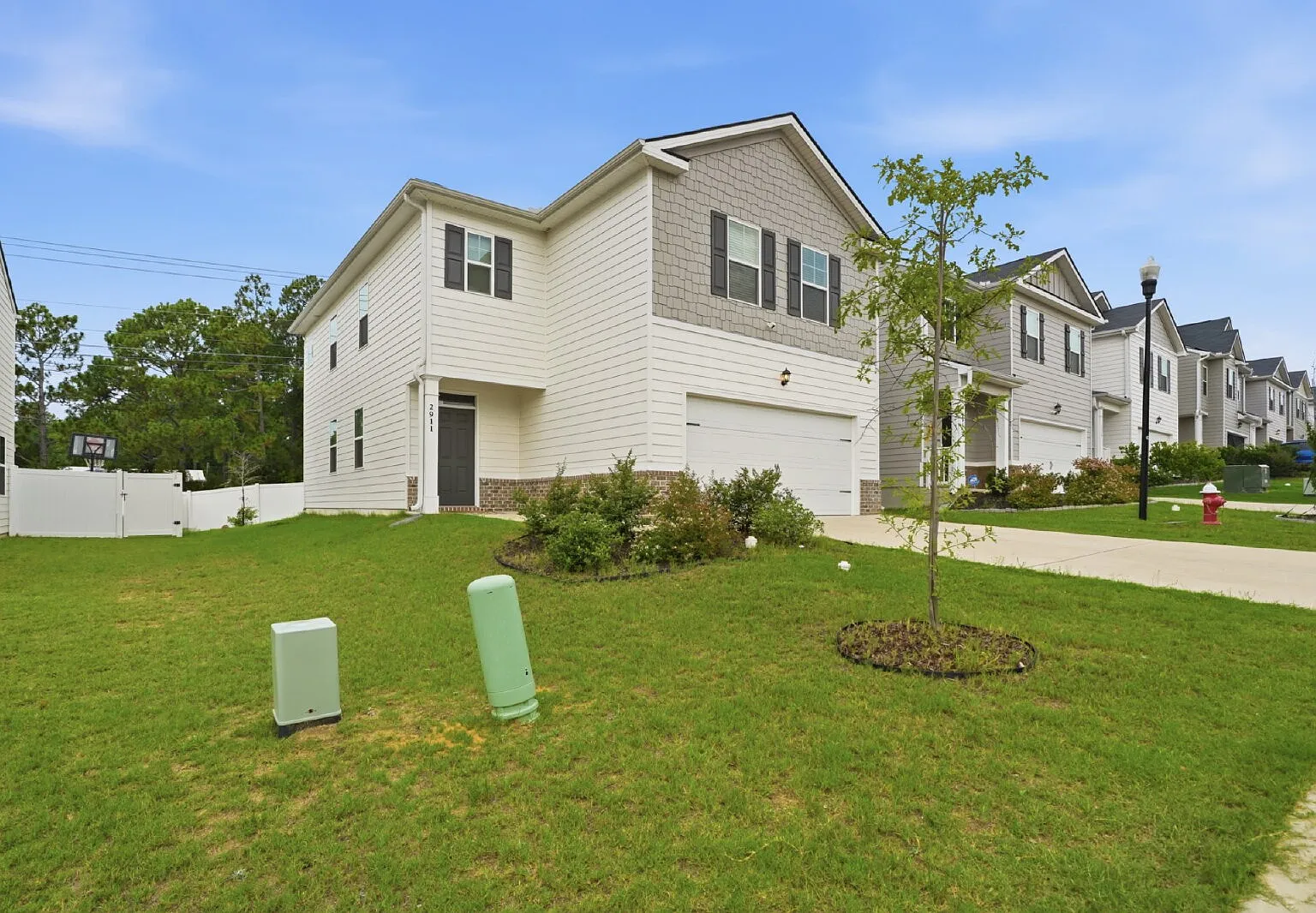 4 bed, 2.5 bath, 2200 sqft, $2,300 — Photo 2