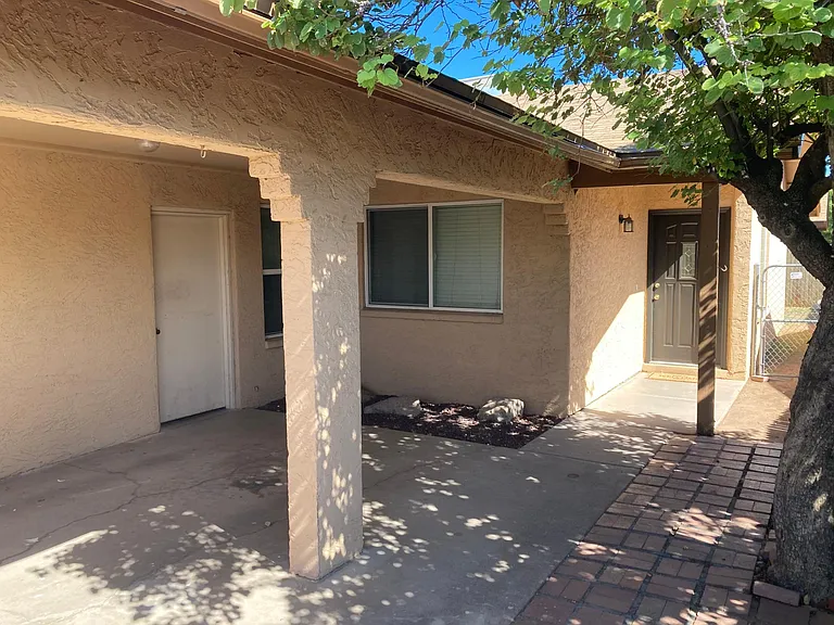 1958 E Inverness Cir — Photo 3