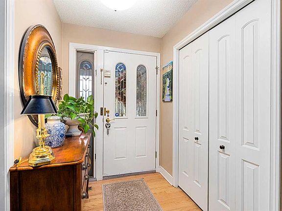 4th image of 10528 W Mapleridge Cres SE