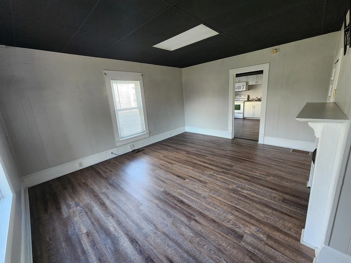 Living room - 109 W Holston Ave #1