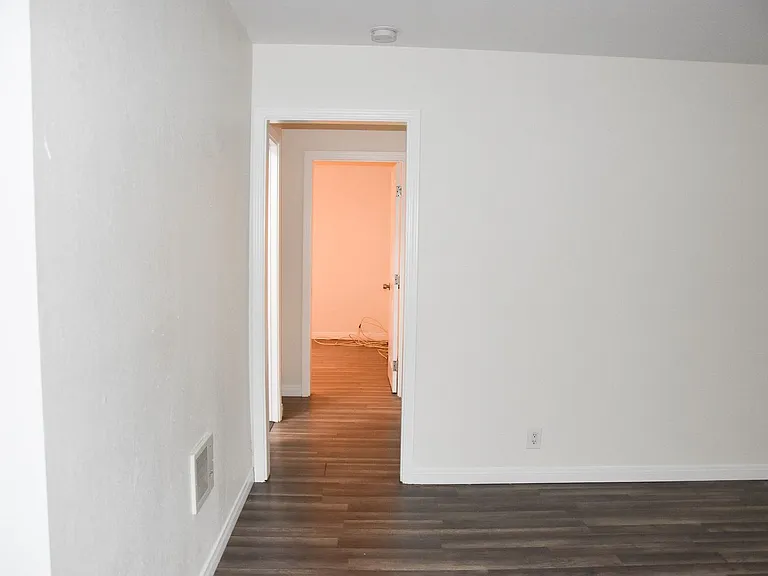 411 Kroeger St — Photo 7
