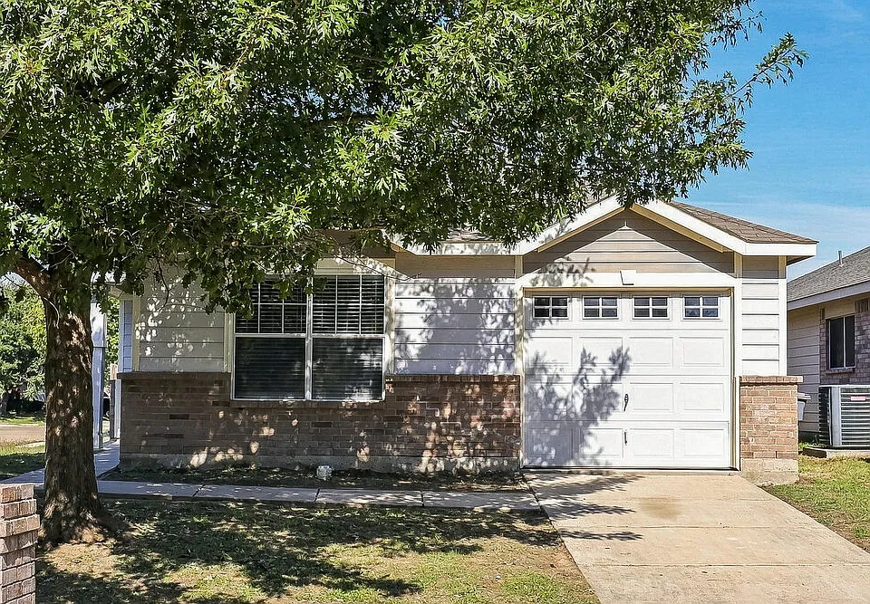 1303 Macaw Ct
