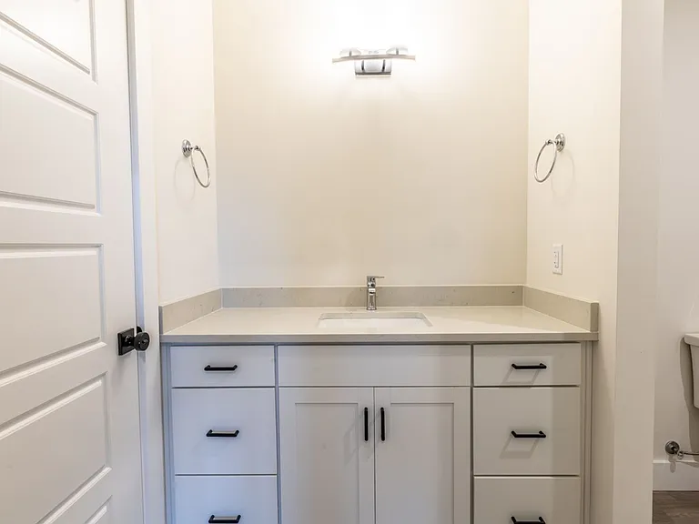 1135 Rose Hill Dr — Photo 35