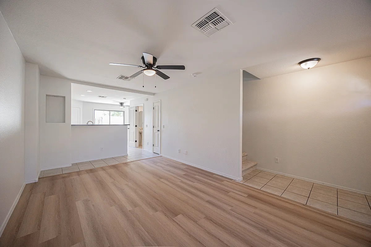 Building Photo - 7801 N 44th Dr #1075