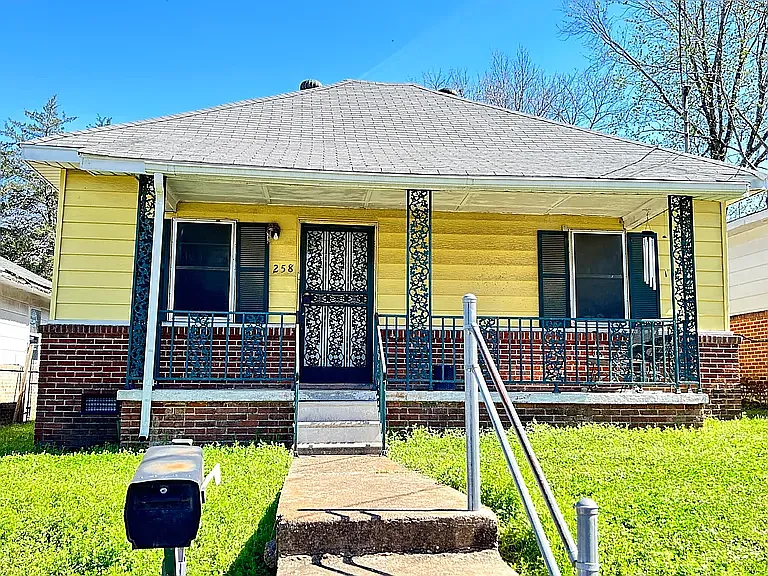 258 Oak St — Photo 1