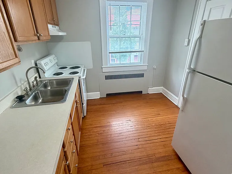 142 N Washington St #4 — Photo 8