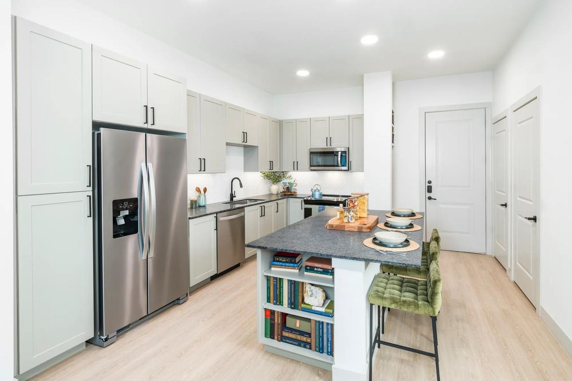Breakfast bar with upgraded island overhangs*