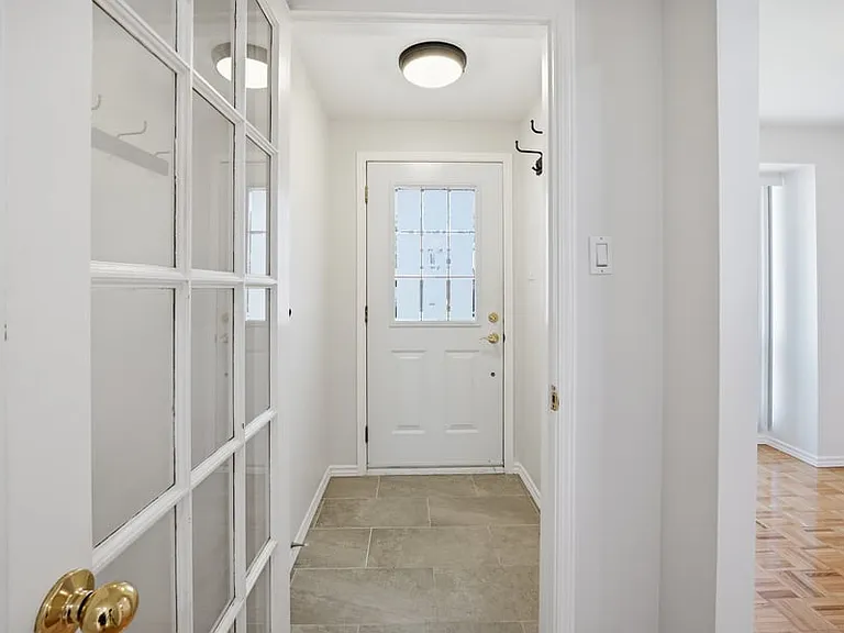 7922 Decarie Dr — Photo 2
