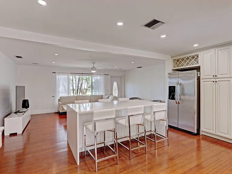 7115 Venetian Way — Photo 10