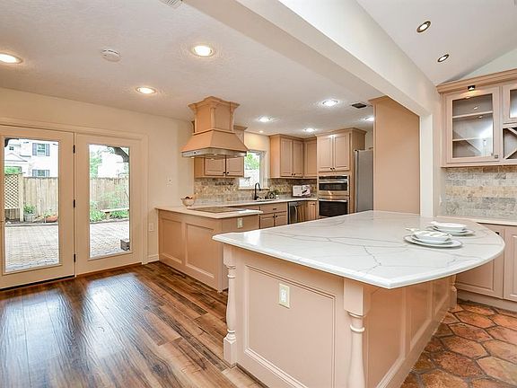 2nd image of 402 Winter Oaks Dr