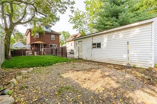 275 E York St — Photo 7