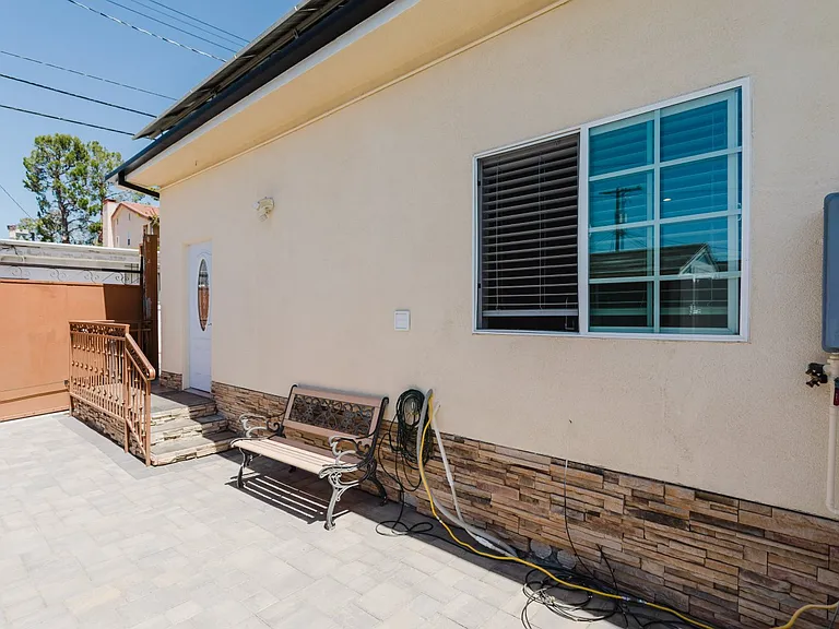 833 E Verdugo Ave — Photo 2