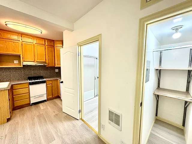 520 E 15th St #3 — Photo 3