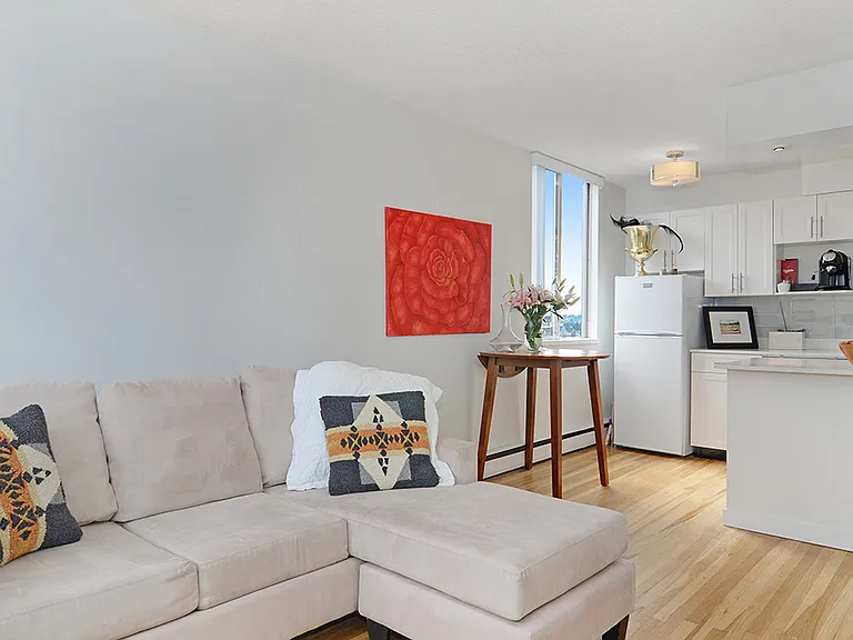 1952 Comox St #501 — Photo 5