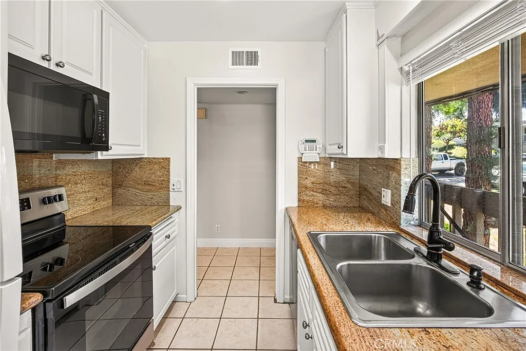 2 bed, 841 sqft, $3,300 — Photo 4