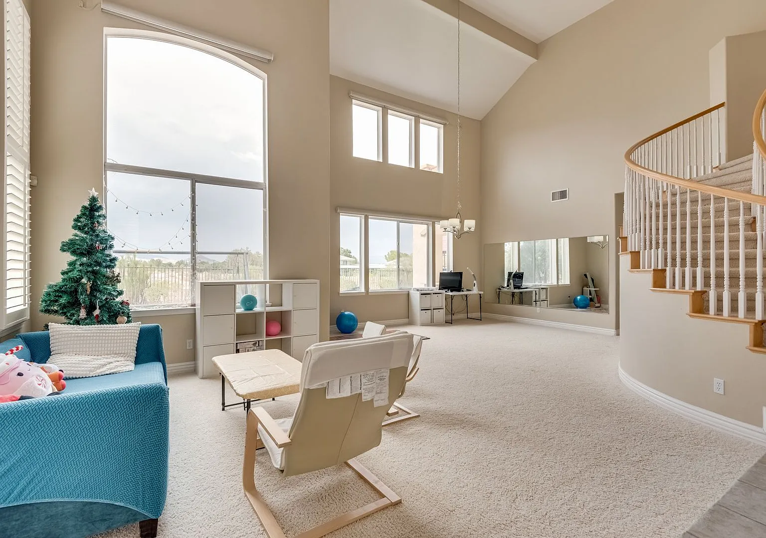 Luxurious, Entertainers Dream 4 Bedroom Home — Photo 4