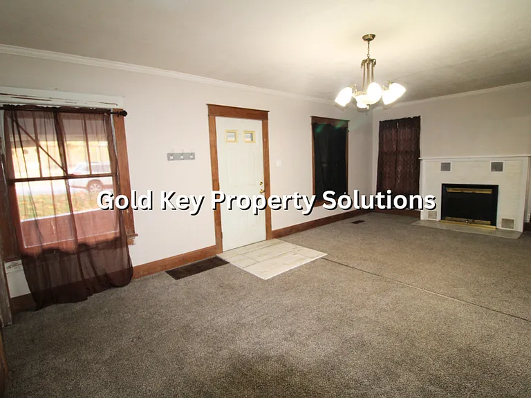 815 N Elm St — Photo 5