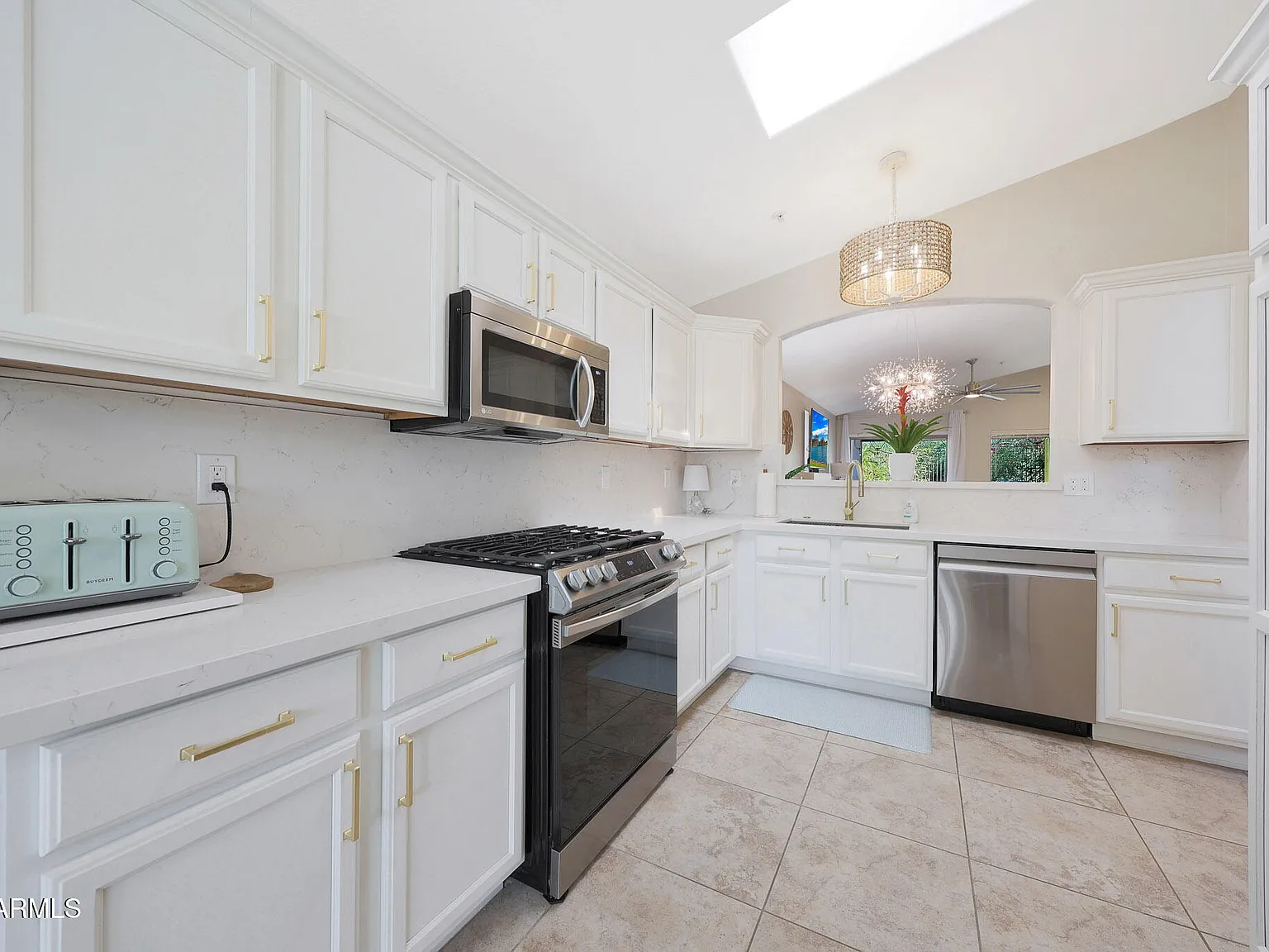3 bed, 2.0 bath, 1451 sqft, $6,000 — Photo 3