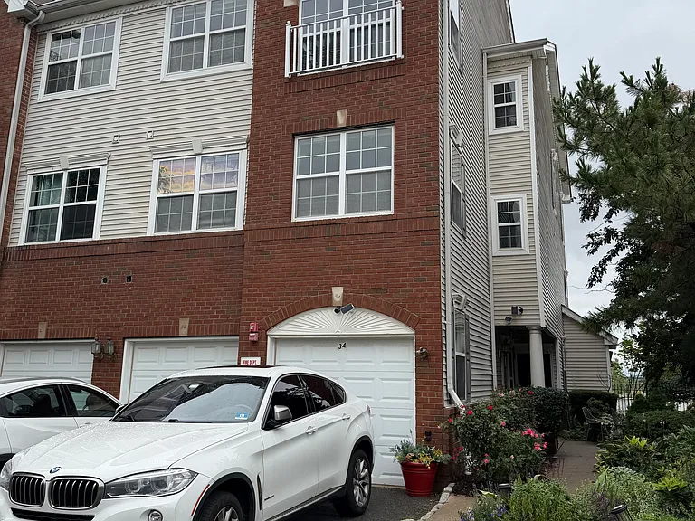 32 Lyon Ct — Photo 1